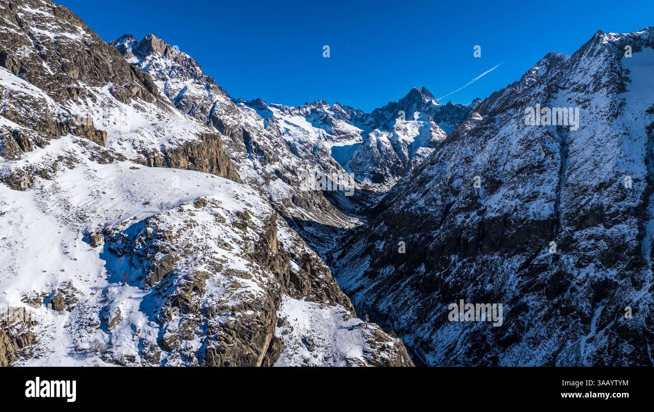 France, Isère, massif de l'Oisans, vallée du Vénéon, Parc National des Ecrins, Saint-Christophe-en-Oisans, hameau des etages où Jean-Marc Rochette, auteur-illustrateur, possède une maison et un atelier, vue aérienne Banque D'Images France, Isère, massif de l'Oisans, vallée du Vénéon, Parc National des Ecrins, Saint-Christophe-en-Oisans, hameau des etages où Jean-Marc Rochette, auteur-illustrateur, possède une maison et un atelier, vue aérienne Banque D'Images