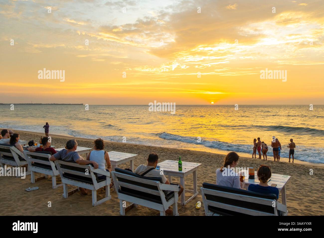 Sri Lanka, Province de l'Ouest, Negombo, la plage au coucher du soleil, bar de plage pour les touristes Banque D'Images