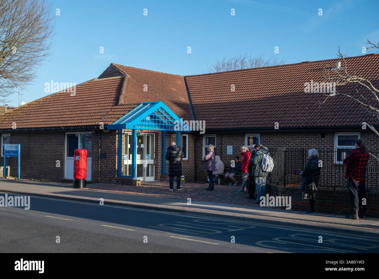 Les patients malades qui attendent à l'extérieur du Centre de santé Eastney pour demander à voir un médecin parce qu'ils ne peuvent pas obtenir de rendez-vous par téléphone. Mars 2025. Banque D'Images Les patients malades qui attendent à l'extérieur du Centre de santé Eastney pour demander à voir un médecin parce qu'ils ne peuvent pas obtenir de rendez-vous par téléphone. Mars 2025. Banque D'Images