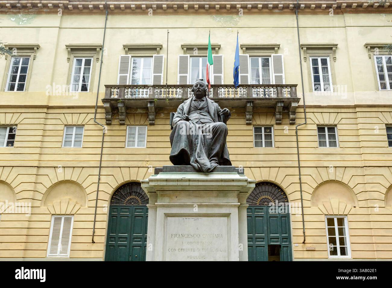 Italie, Toscane, Province de Lucques, Lucques, cour intérieure du Palazzo Publico également nommé Palazzo Ducale ou Palazzo della Provincia construit à partir de la fin du XVIe siècle d'abord par Bartolomeo Ammannati, achevé au XVIIe siècle par Francesco Pini un élève de Filippo Juvara, puis au XVIIIe siècle par Lorenzo Nottolini, statue de Francesco Carrara un homme politique et avocat, ardent défenseur de l'abolition de la peine de la peine de la peine de la peine de la peine de la peine de la peine de l'abolition de la mort en Italie, fait en 1891 par Passollia Auguslia Banque D'Images