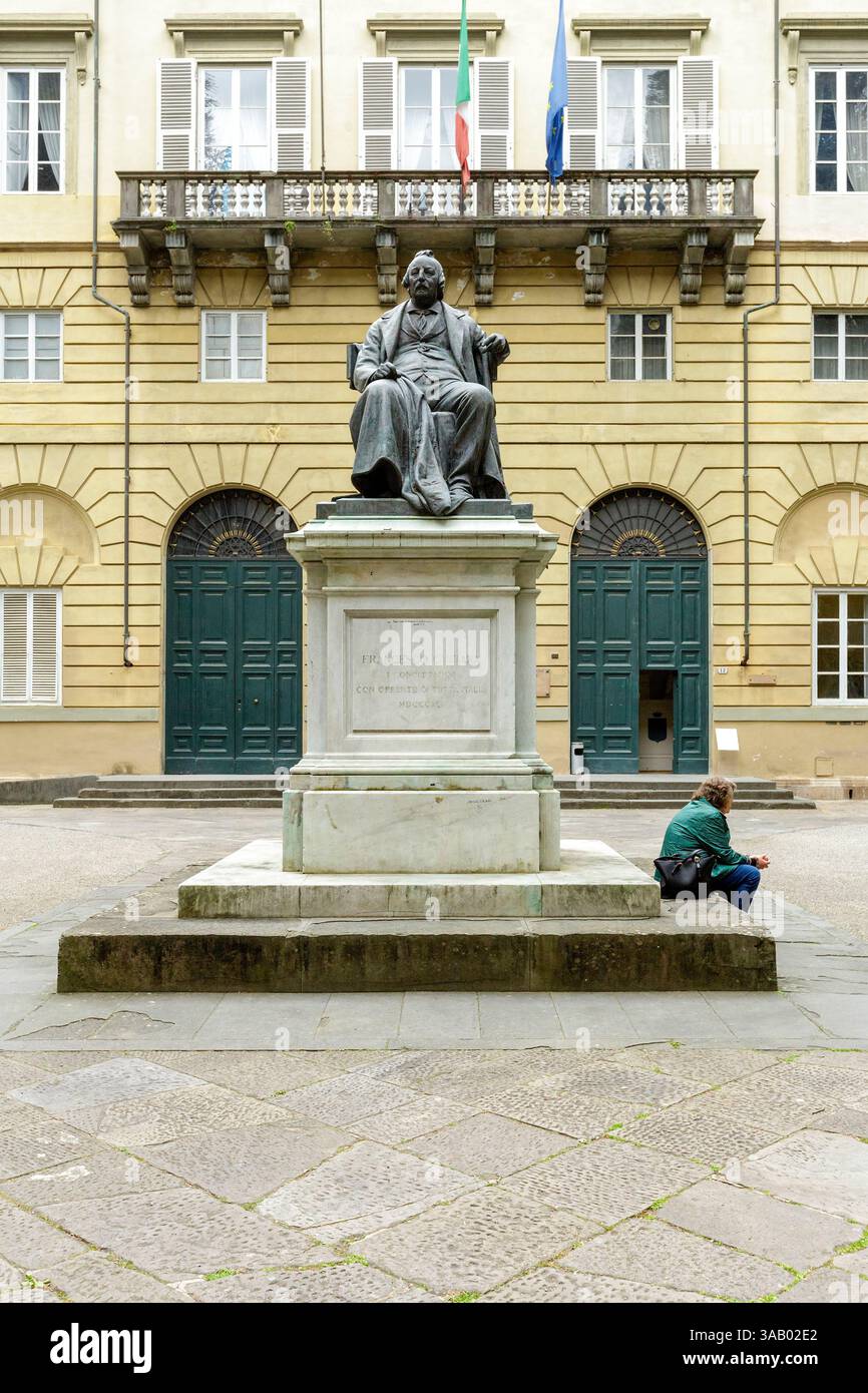 Italie, Toscane, Province de Lucques, Lucques, cour intérieure du Palazzo Publico également nommé Palazzo Ducale ou Palazzo della Provincia construit à partir de la fin du XVIe siècle d'abord par Bartolomeo Ammannati, achevé au XVIIe siècle par Francesco Pini un élève de Filippo Juvara, puis au XVIIIe siècle par Lorenzo Nottolini, statue de Francesco Carrara un homme politique et avocat, ardent défenseur de l'abolition de la peine de la peine de la peine de la peine de la peine de la peine de la peine de l'abolition de la mort en Italie, fait en 1891 par Passollia Auguslia Banque D'Images