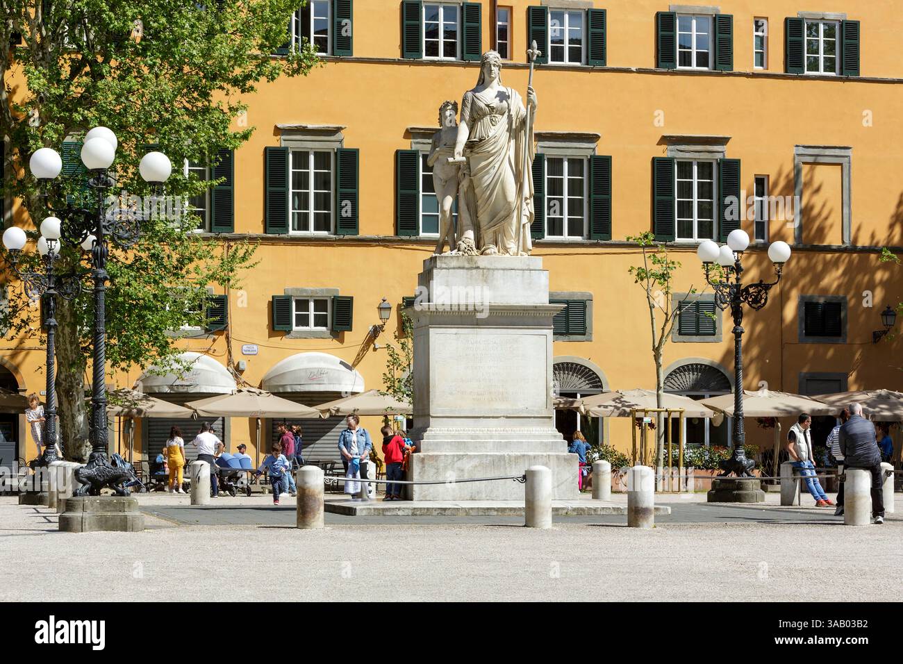 Italie, Toscane, province de Lucques, Lucques, monument à Marie Louise de Bourbon qui a administré le duché de Lucques entre 1817 et 1824 fait par Lorenzo Bartolini dans les années 1820, situé Piazza Napoleone Banque D'Images