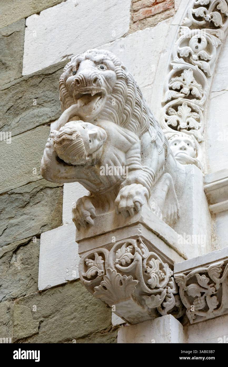 Italie, Toscane, province de Lucques, Lucques, chiesa di sant'Andrea (église Saint André) reconstruite à la fin du XIIe siècle, détail d'une sculpture sur la façade représentant un lion protecteur, situé via sant'Andrea Banque D'Images