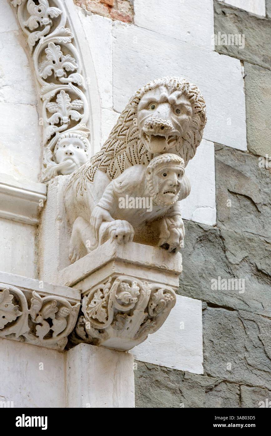 Italie, Toscane, province de Lucques, Lucques, chiesa di sant'Andrea (église Saint André) reconstruite à la fin du XIIe siècle, détail d'une sculpture sur la façade représentant un lion protecteur, situé via sant'Andrea Banque D'Images