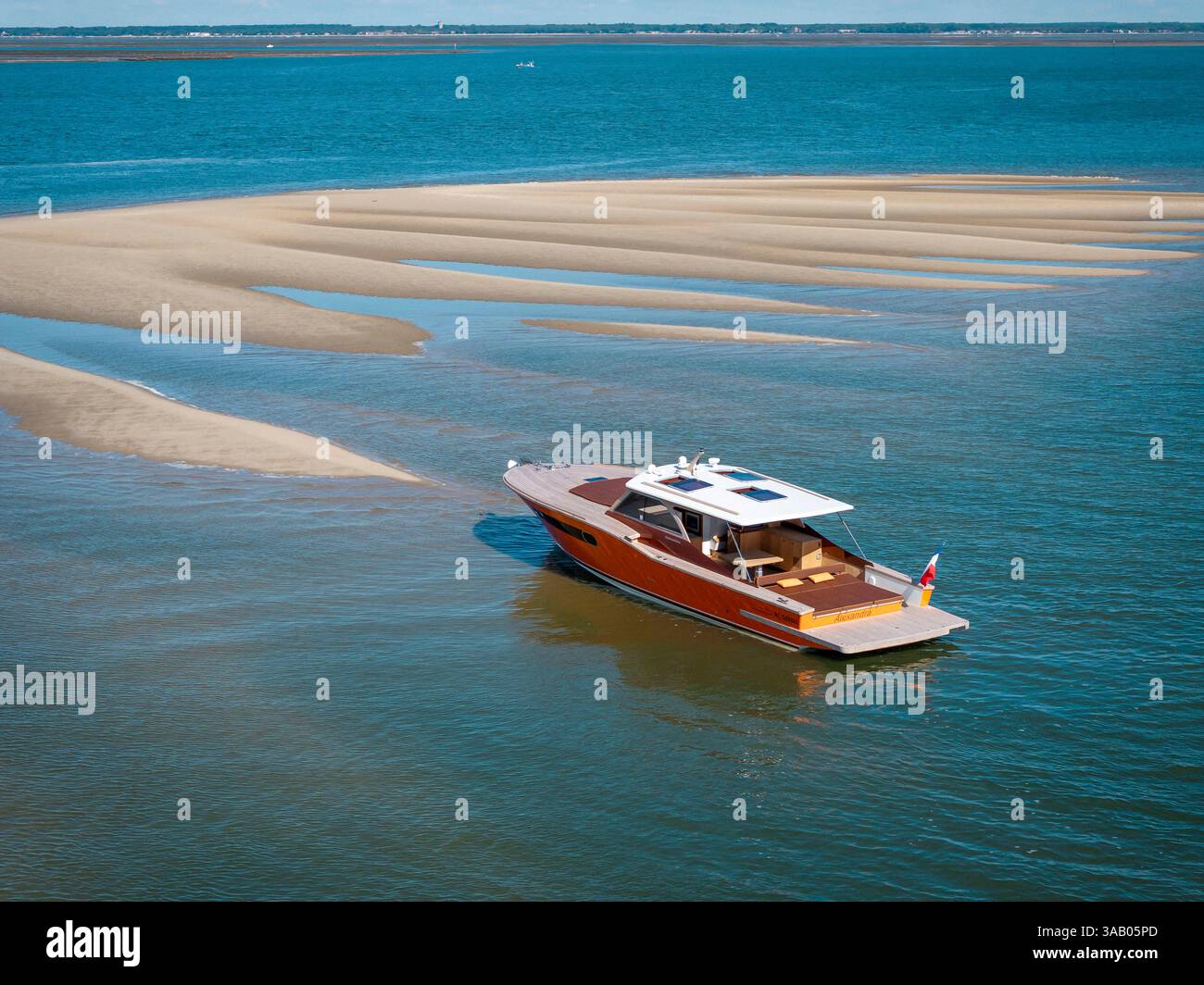 France, Gironde, bassin d'Arcachon, Gujan Mestras, port de Larros, chantier naval de Dubourdieu, le plus ancien chantier naval en exploitation continue en France, fabrication de vedettes rapides en bois haut de gamme et sur mesure, avec 15.70M (52 pieds) de long et 4.65M (15 pieds) de large, l’Alexandra est le plus grand lancement récent à quitter les chantiers navals. (vue aérienne) Banque D'Images