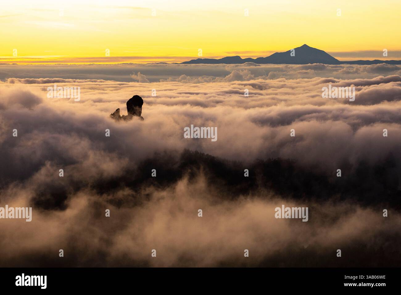 Espagne, Canaries, Grande Canarie, El Roque Nublo est un monolithe de basalte de 80 m de haut et culminant à 1813 m, en arrière-plan le sommet du Teide sur l'île de Tenerife Banque D'Images