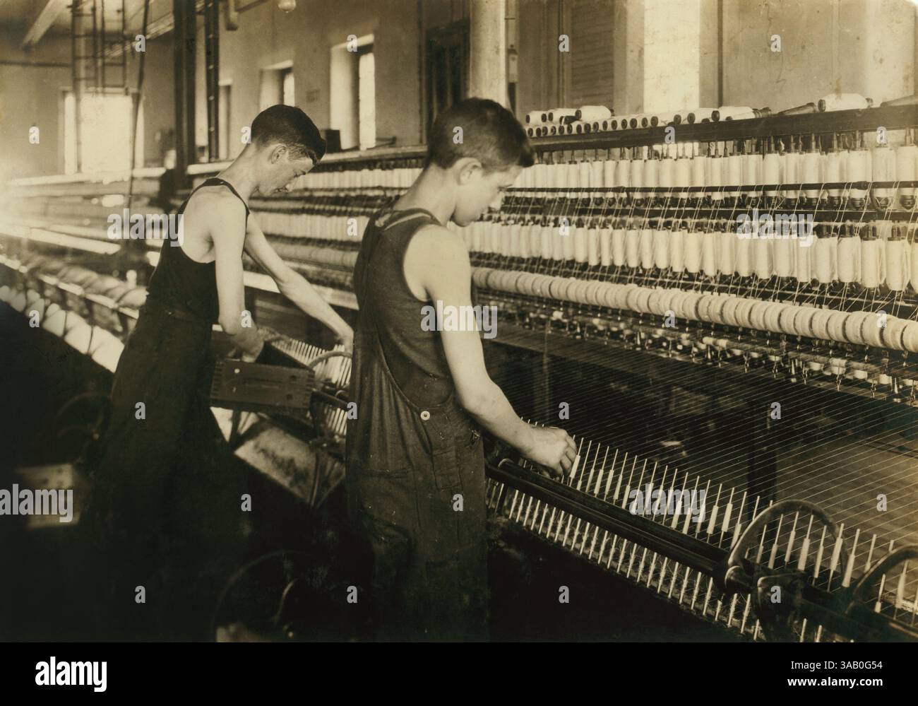 17 janvier 2018 - tube Boy (à gauche), 14 ans, Doffer Boy (à droite), 16 ans, Mule Spinning Room at textile Mill, Fall River, Massachusetts, États-Unis, Lewis Hine pour National Child Labor Committee, juin 1916 (crédit image : © Circa images/Glasshouse via ZUMA Wire) Banque D'Images