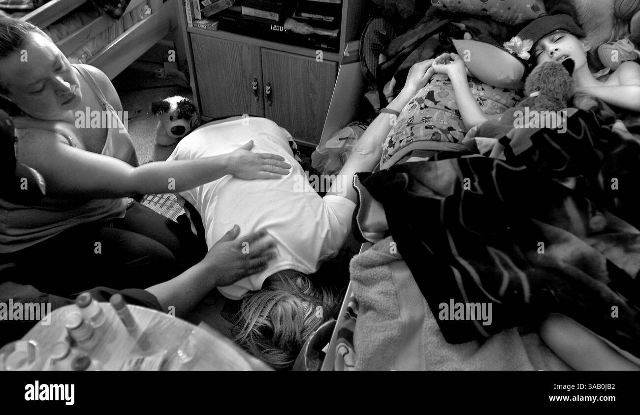 25 avril 2006 - Sacramento, Californie, États-Unis - après avoir placé une fleur à côté de la tête de son fils, CYNDIE FRENCH sanglotant, tombe sur le sol, alors que sa meilleure amie, KELLY WHYSONG, est partie, et un autre ami, NICK ROCHA, consolez-la. Derek est trop faible pour reconnaître la présence de sa mère alors qu'elle tient une veillée de 24 heures près de son lit. (Crédit image : © Renée C. Byer/Sacramento Bee/zReportage.com via ZUMA Wire) Banque D'Images