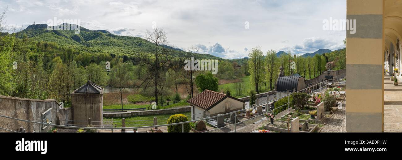 Zone protégée dans le nord de l'Italie. Parc régional Campo dei Fiori, paysage printanier avec le lac, le cimetière et la ville de Brinzio Banque D'Images