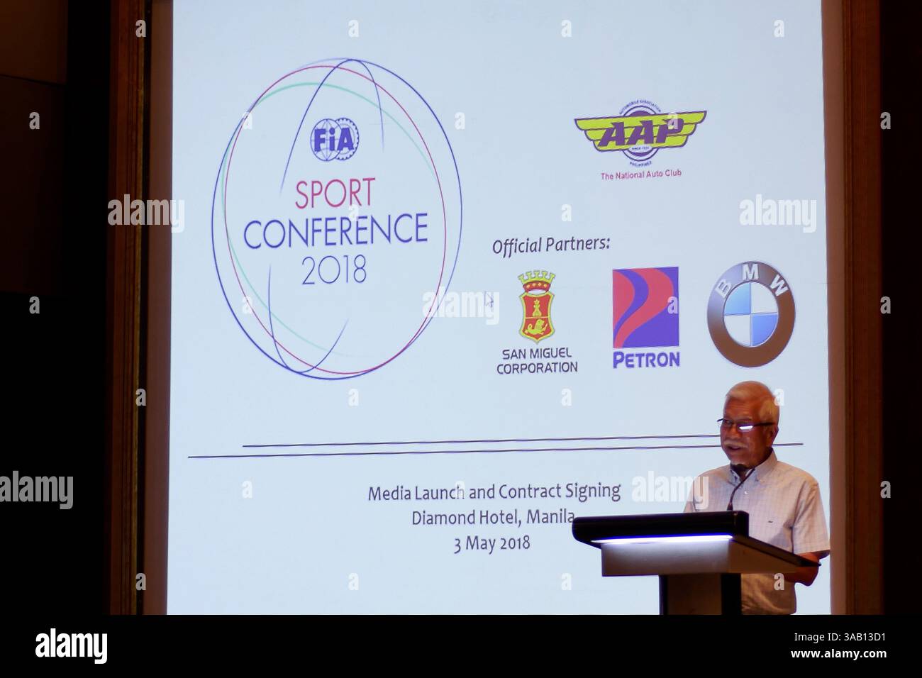 3 mai 2018 - Pasay, région de la capitale nationale, Philippines - pour la première fois la FIA (FÃ©dÃ©ration internationale de l'automobile), Fédération internationale de l'automobile, tiendra une conférence sportive en juin prochain, cette année, pour rassembler les parties prenantes et les retardataires du monde entier. Pour les amateurs de sport automobile, la FIA est responsable des courses de formule 1 qui ont amené des noms comme Michael Schumacher, Fernando Alonso, Max Verstappen et bien d'autres... Un effort commun des plus grands noms de l'industrie automobile philippine qui amènera la Conférence sportive de la FIA cette année. Ce contrat signé est le Banque D'Images