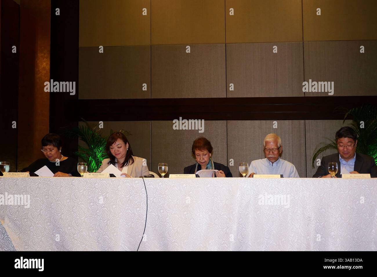 3 mai 2018 - Pasay, région de la capitale nationale, Philippines - pour la première fois la FIA (FÃ©dÃ©ration internationale de l'automobile), Fédération internationale de l'automobile, tiendra une conférence sportive en juin prochain, cette année, pour rassembler les parties prenantes et les retardataires du monde entier. Pour les amateurs de sport automobile, la FIA est responsable des courses de formule 1 qui ont amené des noms comme Michael Schumacher, Fernando Alonso, Max Verstappen et bien d'autres... Un effort commun des plus grands noms de l'industrie automobile philippine qui amènera la Conférence sportive de la FIA cette année. Ce contrat signé est le Banque D'Images