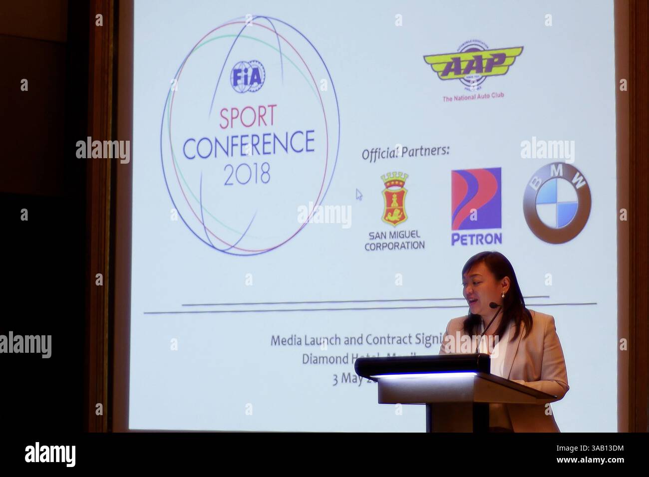 3 mai 2018 - Pasay, région de la capitale nationale, Philippines - pour la première fois la FIA (FÃ©dÃ©ration internationale de l'automobile), Fédération internationale de l'automobile, tiendra une conférence sportive en juin prochain, cette année, pour rassembler les parties prenantes et les retardataires du monde entier. Pour les amateurs de sport automobile, la FIA est responsable des courses de formule 1 qui ont amené des noms comme Michael Schumacher, Fernando Alonso, Max Verstappen et bien d'autres... Un effort commun des plus grands noms de l'industrie automobile philippine qui amènera la Conférence sportive de la FIA cette année. Ce contrat signé est le Banque D'Images