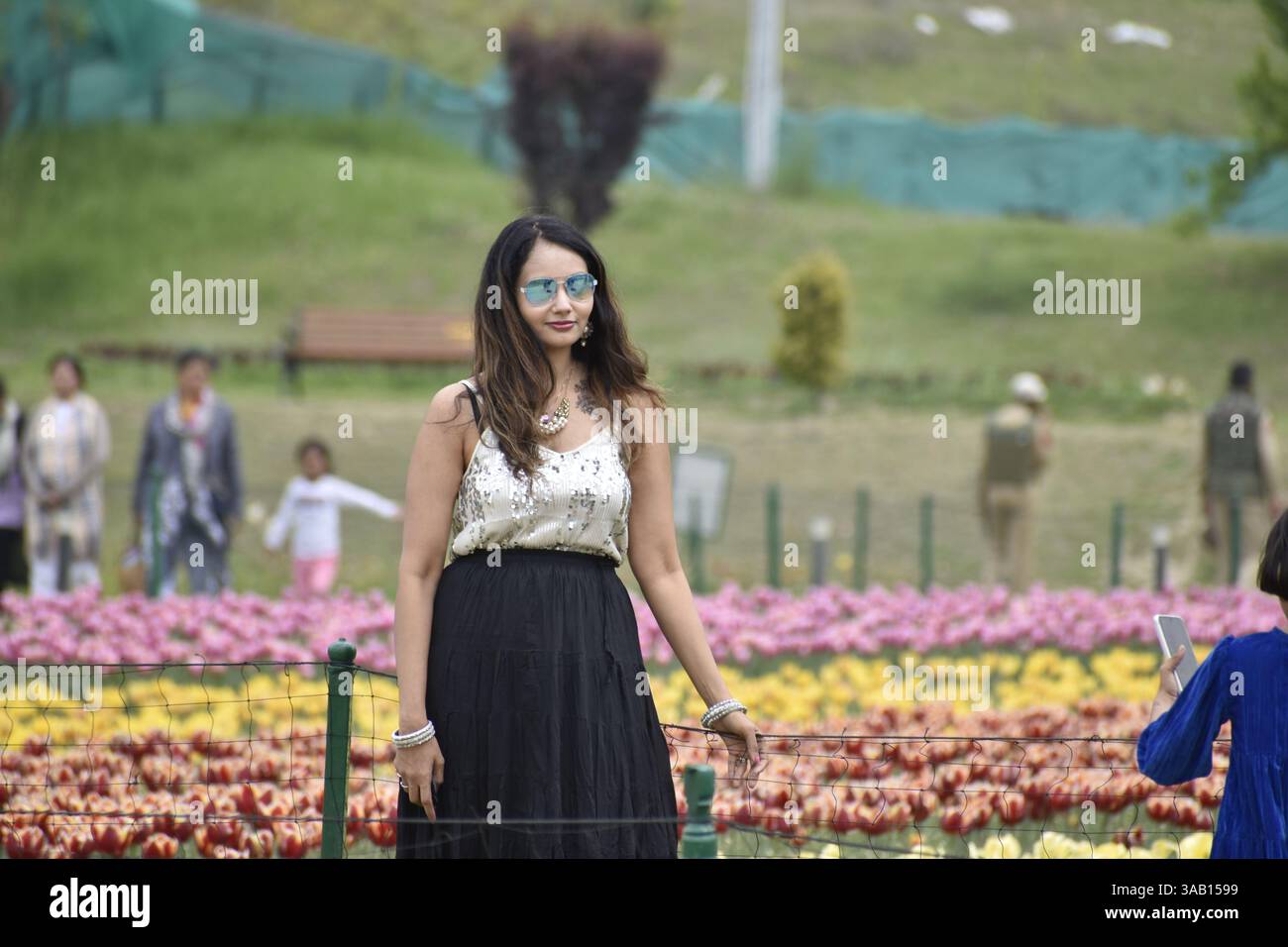 Srinagar, Inde. 01st Apr, 2025. Une femme pose devant les tulipes dans le plus grand jardin de tulipes d'Asie, le jardin Indira Gandhi Memorial niché dans les contreforts de la chaîne de Zabarwan, est le plus grand d'Asie, couvre environ 30 hectares. Où les touristes peuvent profiter de milliers de tulipes de différentes couleurs en pleine floraison. Le 1er avril 2025 à Srinagar, Cachemire, Inde. (Photo par Umer Qadir/ crédit : Eyepix Group/Alamy Live News Banque D'Images