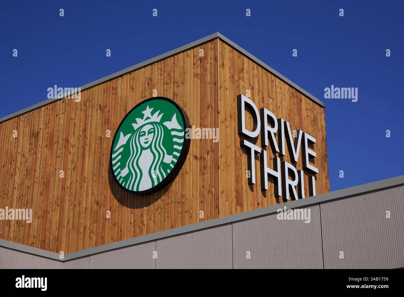 Logo Starbucks et signalisation du drive de Southampton, Angleterre, 31 mars 2025 chaîne de café américaine Banque D'Images