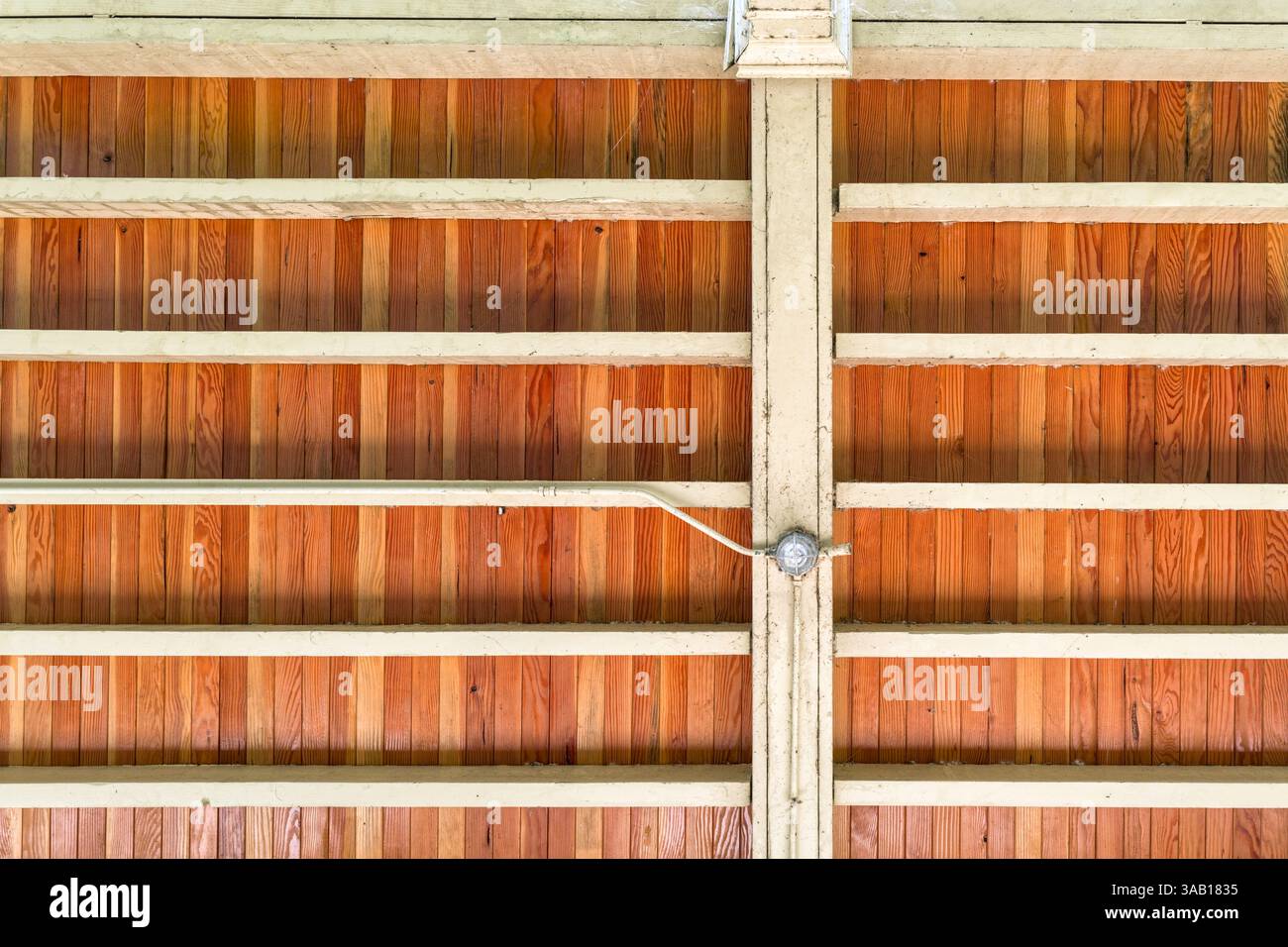 Motifs abstraits des poutres en bois dans le plafond d'un porche Banque D'Images