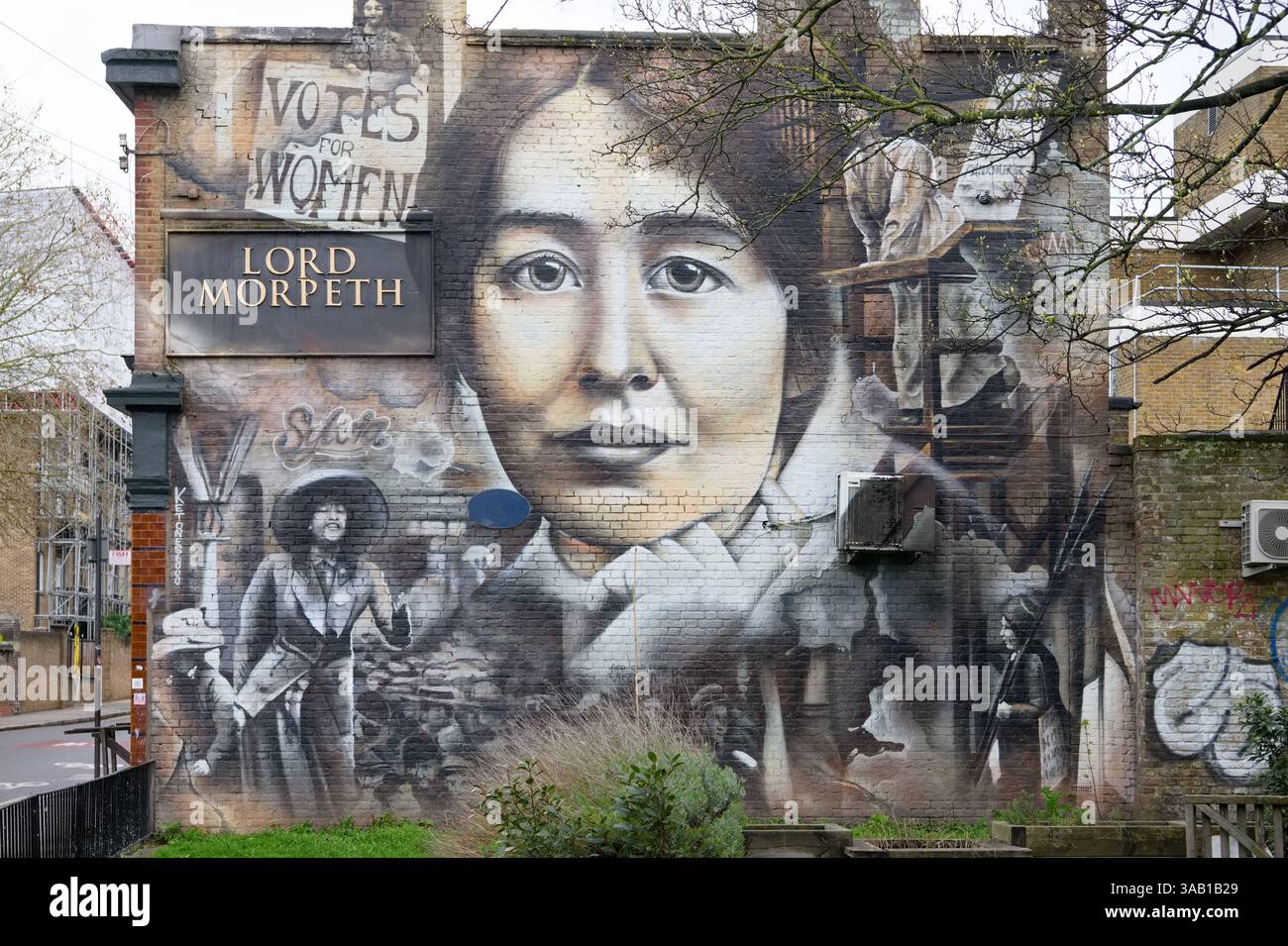 Murale en hommage à Sylvia Pankhurst et au mouvement suffragette peint par l'artiste Jerome Davenport sur le côté du pub Lord Morpeth Bow London Banque D'Images