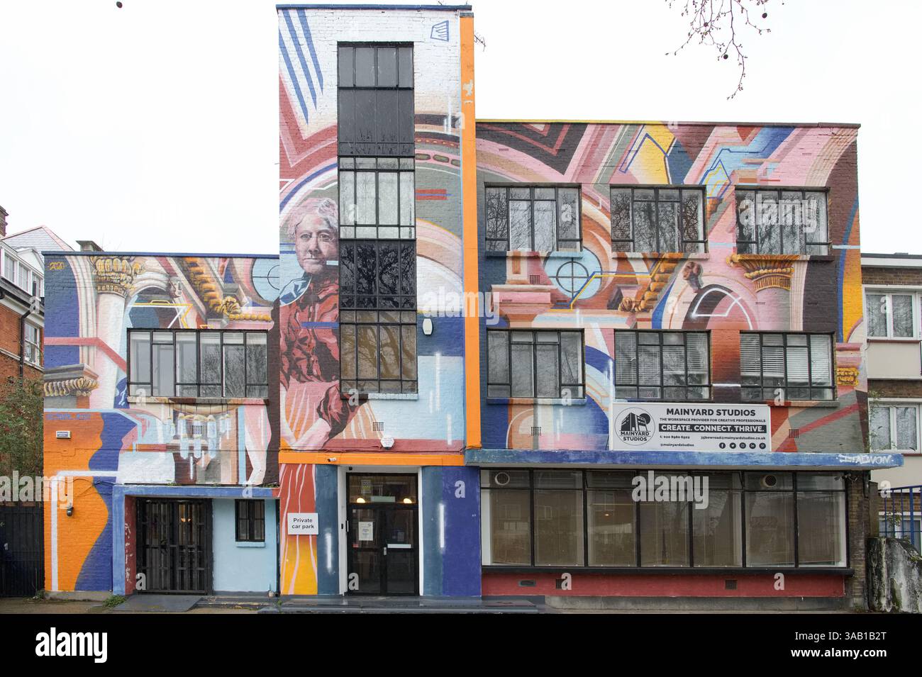 Une murale d'Itaewon commémorant Clara Grant, la femme de Bow, couvrant les studios Mainyard sur Bow Road, Bow, Londres Banque D'Images