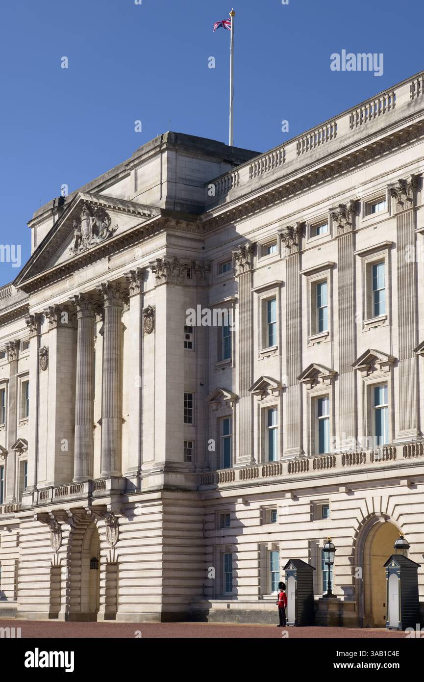 Buckingham Palace à Londres avec solitaire solitaire debout la garde à l'extérieur Banque D'Images