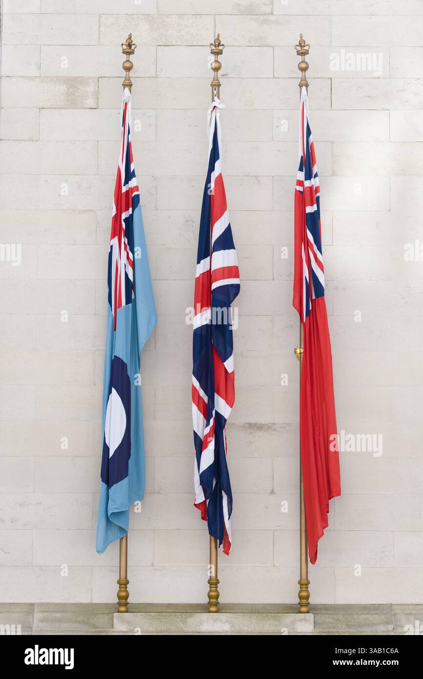 Le cénotaphe, mémorial national de guerre à Londres avec les drapeaux Royal Air Force Ensign, Union Flag et Red Ensign Banque D'Images