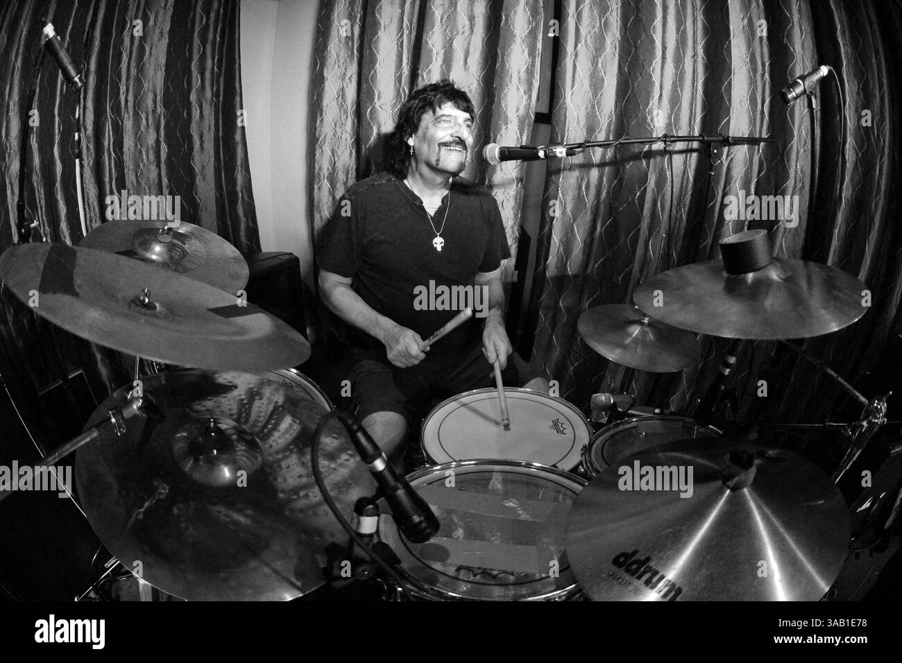 4 mars 2016 - Fort Lauderdale, Floride, États-Unis d'Amérique - FORT LAUDERDALE, FL - 04 MARS : Carmine Appice et Steve Price se produisent au Rips Sports Bar and Grill. Carmine Appice est un batteur et percussionniste américain le plus souvent associé au genre rock de la musique. Steve Price a joué avec des musiciens légendaires comme Greg Allman, Dom um Ramao, les Paul, Ray Gillan, Carmine Appice, Mike Portnoy, Ian Lloyd, Paul Morris, et Micheal Brecker le 4 mars 2016 à Fort Lauderdale, Floride...People : Carmine Appice. (Crédit image : © Storms Media Group/SMG via ZUMA Wire) Banque D'Images