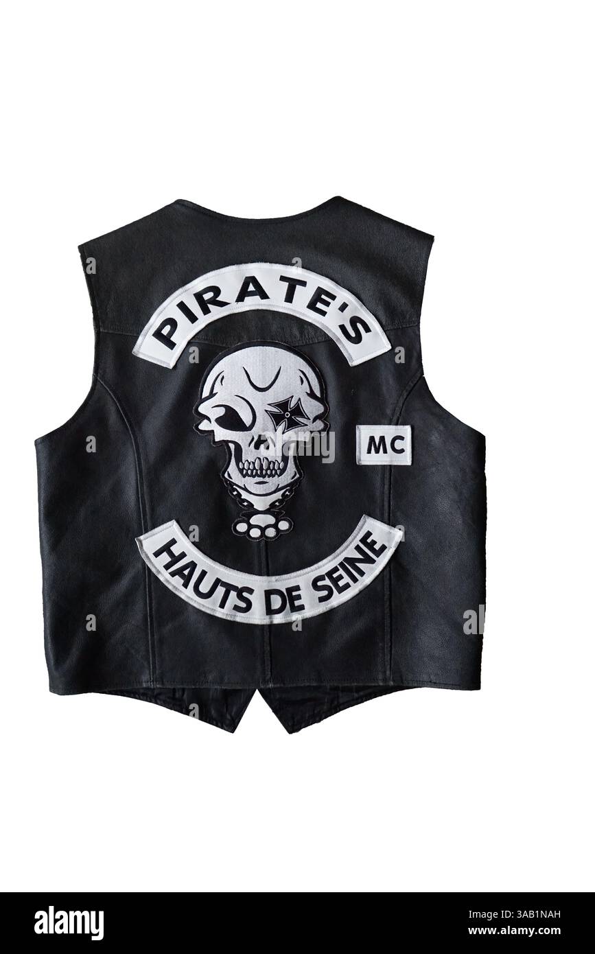 11 décembre 2017 - Paris, France - Gilet Pirate's cuir coupé couleurs. Les motards MC contrastent avec les motards traditionnels à bien des égards. Quelques Ride Choppers, des motos modifiées et personnalisées, et dépouillées de certains de leurs accessoires d'origine. En général, c'est une façon de montrer le refus d'une grande partie des notions conventionnelles de la société politique et économique dans laquelle ils vivent. Les motards MC veulent être libres, sans contraintes, mais ils sont régis par des règles internes drastiques. Faire partie d’un MC est un véritable engagement. Bien que certains membres du MC puissent sembler vivre un mode de vie marginal, pour le plus par Banque D'Images