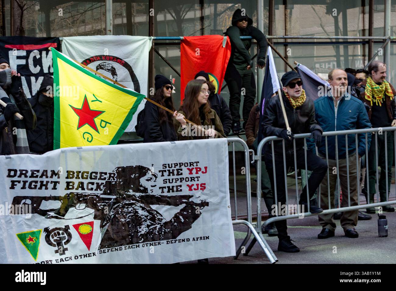 24 mars 2018 - New York, New York, États-Unis - des manifestants pro-kurdes se rassemblent devant le Counsulat turc à New York pour protester contre l'intervention turque dans la guerre civile syrienne contre les forces kurdes opérant à Afrin. (Crédit image : © Taidgh Barron/ZUMA Wire/ZUMAPRESS.com) Banque D'Images