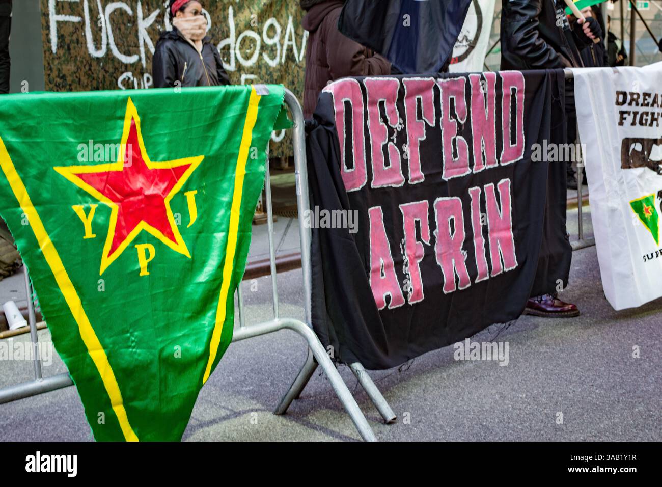 24 mars 2018 - New York, New York, États-Unis - des manifestants pro-kurdes se rassemblent devant le Counsulat turc à New York pour protester contre l'intervention turque dans la guerre civile syrienne contre les forces kurdes opérant à Afrin. (Crédit image : © Taidgh Barron/ZUMA Wire/ZUMAPRESS.com) Banque D'Images
