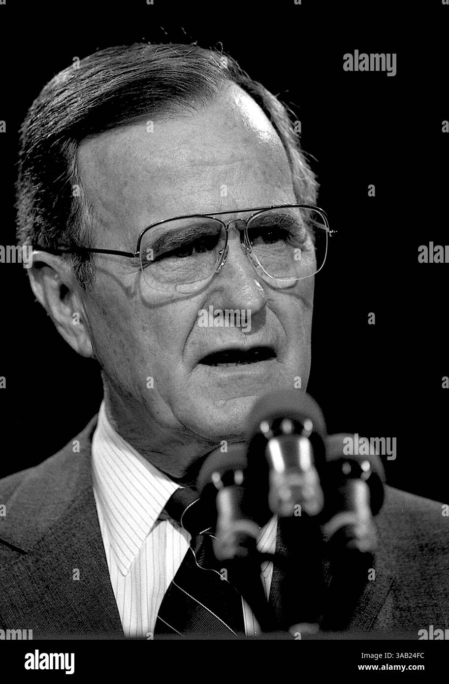 18 avril 1991 - Washington, District of Columbia, États-Unis - le président GEORGE H.W. BUSH et le secrétaire à l'éducation Lamar Alexander donnent un exposé stratégique sur l'état de l'éducation nationale. (Crédit image : © Mark Reinstein via ZUMA Wire) Banque D'Images