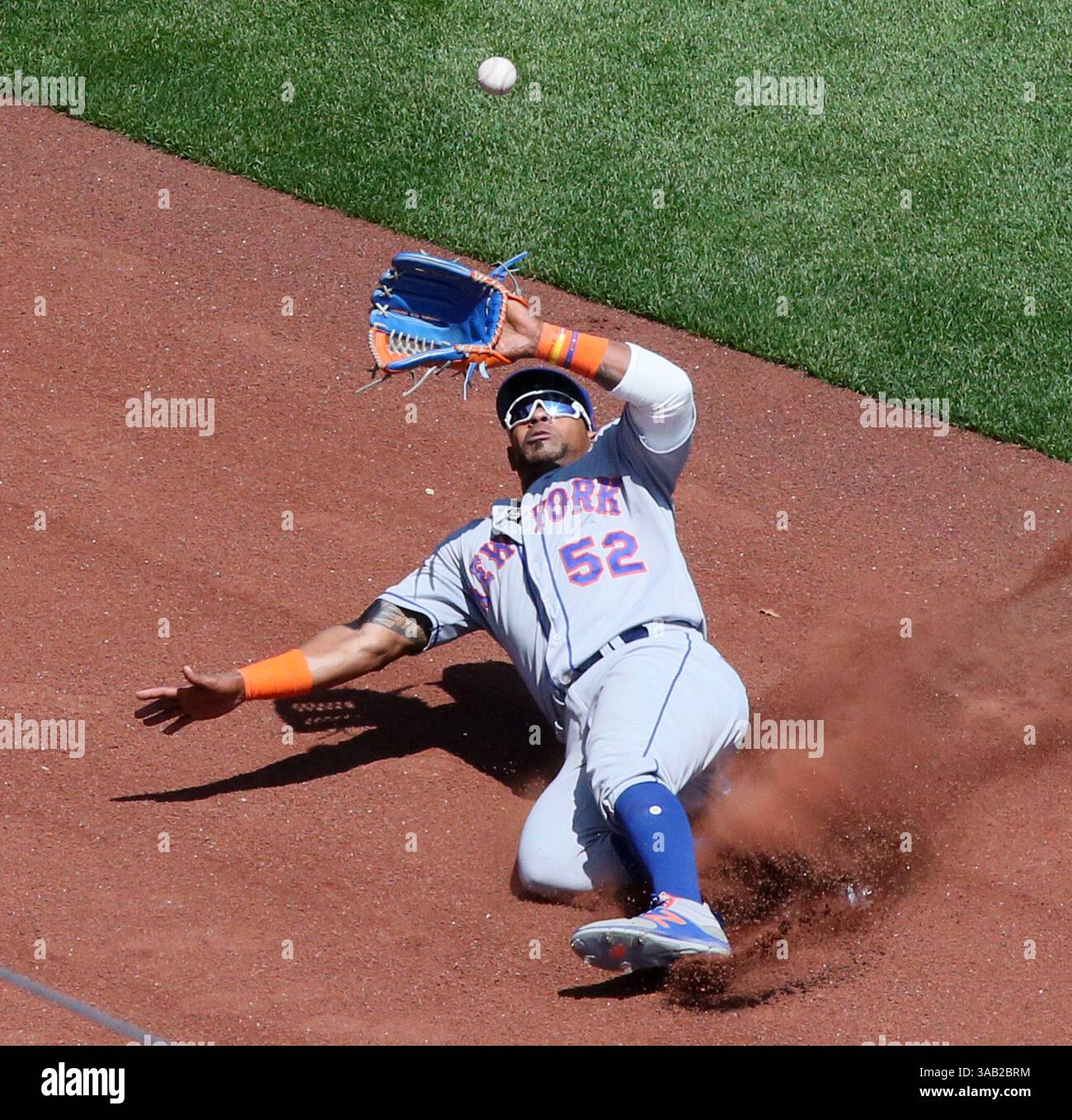 26 avril 2018 - St Louis, MO, USA - le joueur de gauche des mets de New York Yoenis Cespedes est incapable d'attraper un doublé par Tommy Pham des nouveaux Louis Cardinals en septième manche le jeudi 26 avril 2018, au Busch Stadium à mis Louis. Les cartes gagnées, 4-3. (Crédit image : © Chris Lee/TNS via ZUMA Wire) Banque D'Images