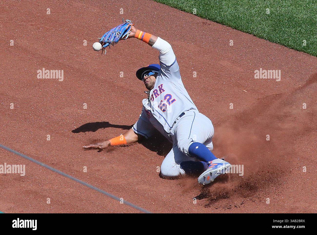 26 avril 2018 - St Louis, Missouri, États-Unis - New York mets Left Fielder YOENIS CESPEDES est incapable d'attraper un doublé par les nouveaux Louis Cardinals' Tommy Pham en septième manche jeudi, au Busch Stadium in équipé Louis. Les cartes gagnées, 4-3. (Crédit image : © Chris Lee/TNS via ZUMA Wire) Banque D'Images
