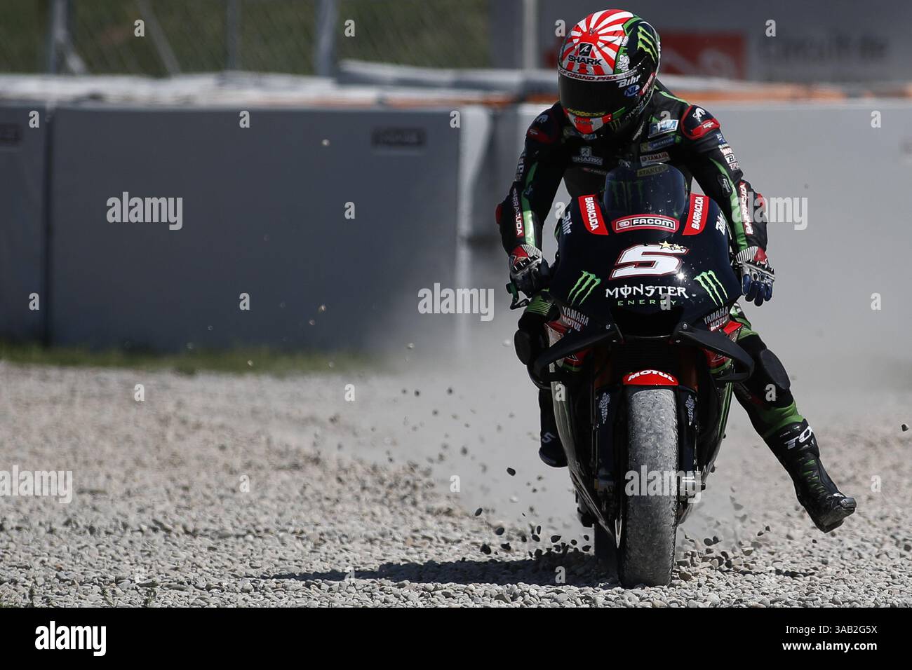 23 mai 2018 - Barcelone, Catalogne, Espagne - 23 mai 2018 - circuit de Barcelona-Catalunya, Montmelo, Espagne - Moto GP test ; Johan Zarco de Yamaha Monster Yamaha Tech 3 dans le gravier après une erreur. (Crédit image : © Eric Alonso via ZUMA Wire) Banque D'Images