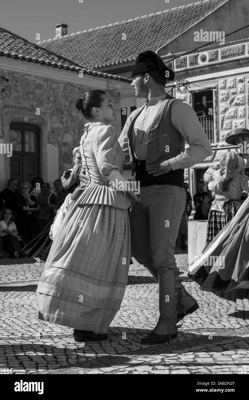 Portugal, région d'Oeste, Amoreira, danse traditionnelle et musique de fado dans le Praca DocAzevedo Perdigao le jour national des moulins à vent Banque D'Images