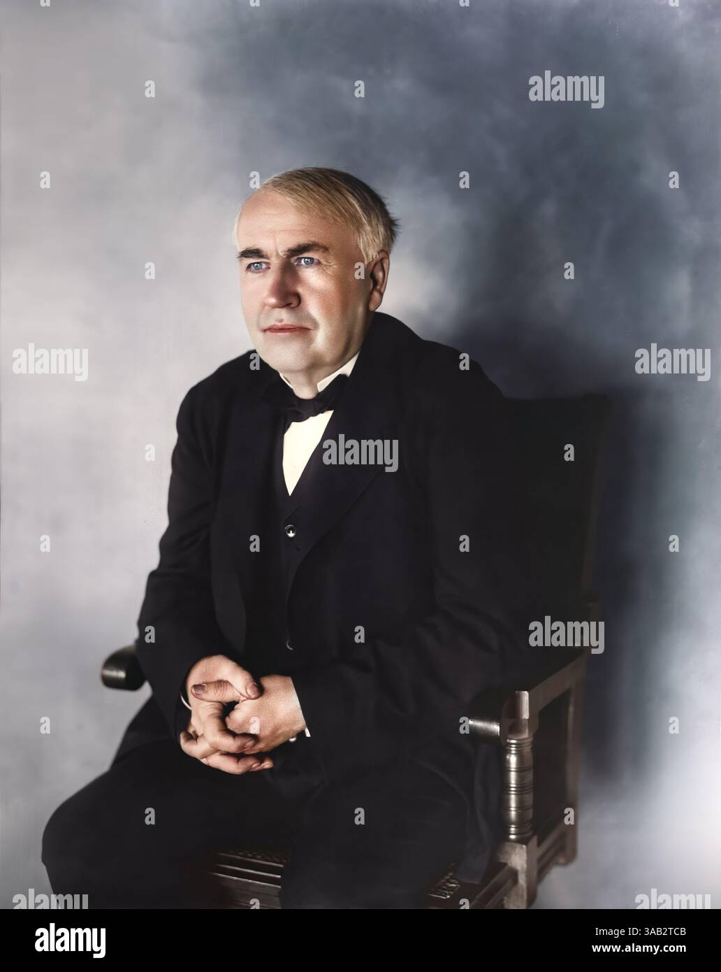 Portrait de Thomas Edison assis, mains serrées. Banque D'Images