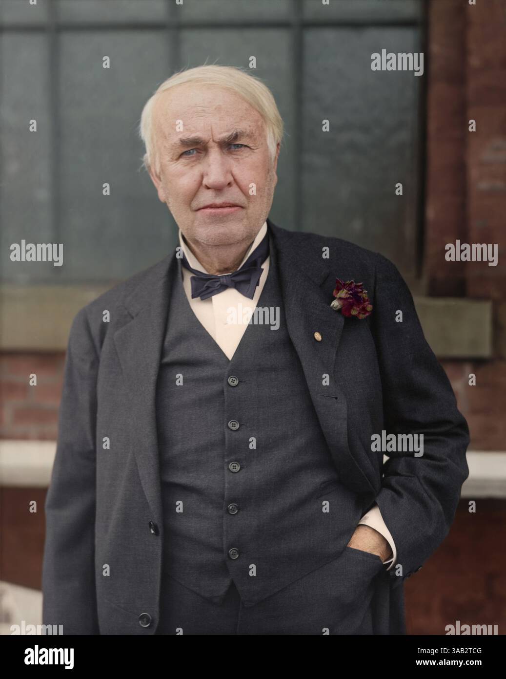 Portrait de Thomas Edison devant le bâtiment 5, West Orange, New Jersey à l'occasion de son 73e anniversaire le 11 février 1920. Banque D'Images