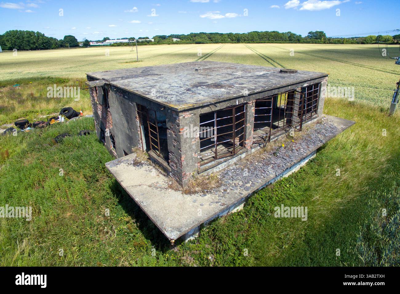 Vue aérienne de la tour de contrôle de Catfoss de la RAF, Bureau de surveillance de la station de bombardiers militaires, Catfoss. Yorkshire de l'est Banque D'Images