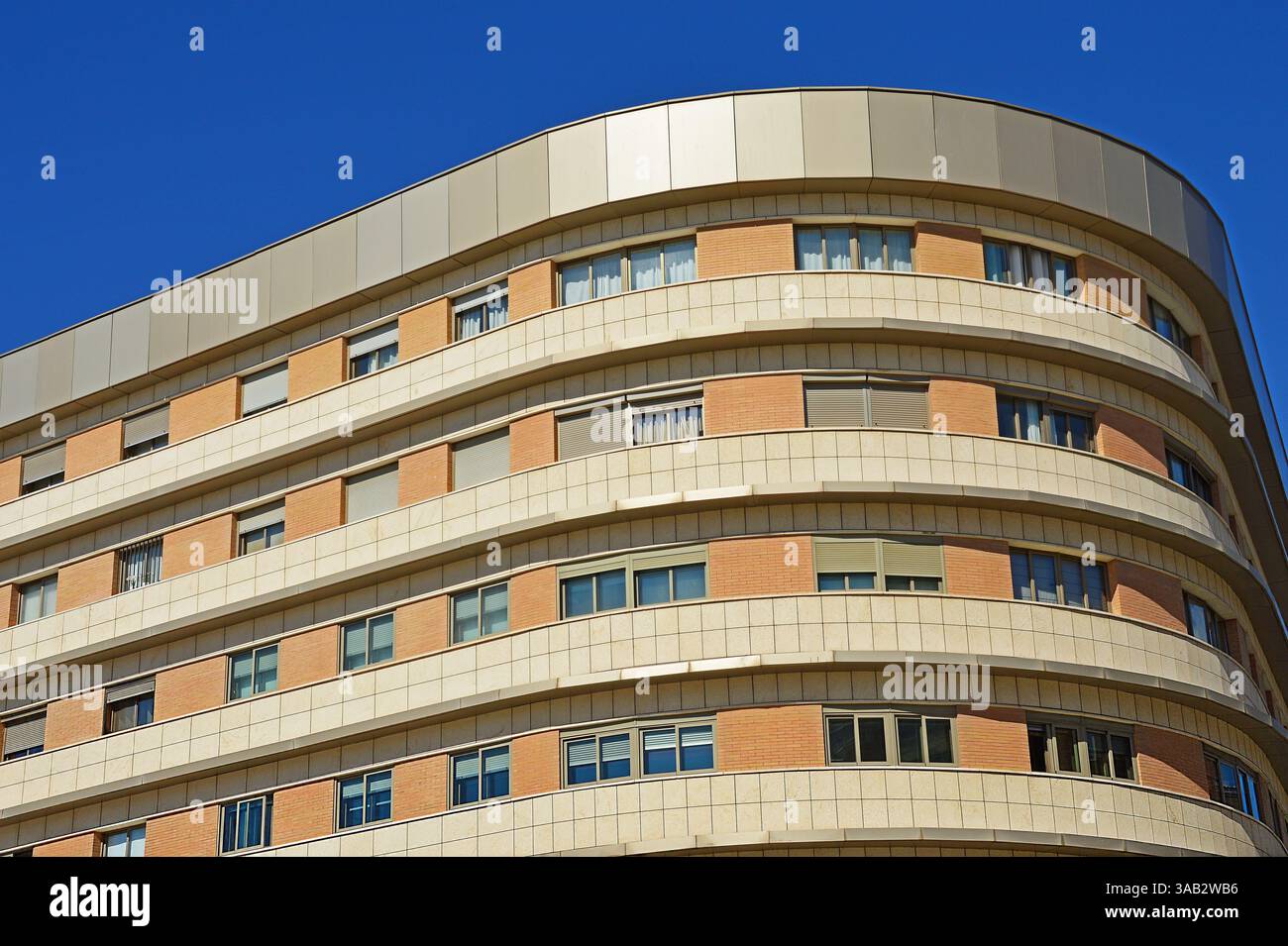 Fragment d'un bâtiment à Malaga à l'angle de la rue Mendivil et de l'avenue de Américas, Espagne Banque D'Images
