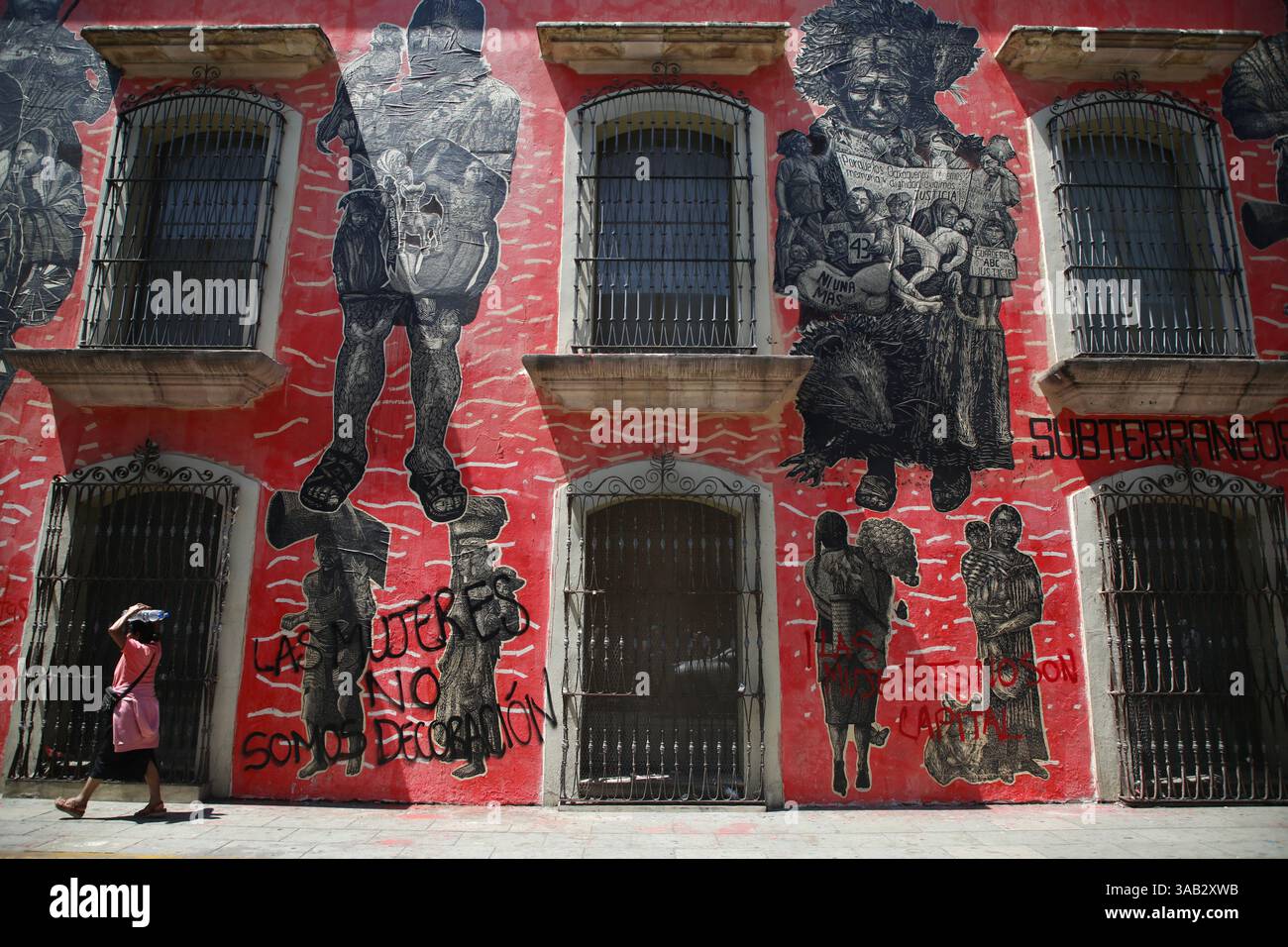 Oaxaca, Mexique. 8 mars 2025. Une maison coloniale recouverte de collages artistiques représentant les peuples indigènes et d'un slogan étiqueté ''nous les femmes ne sommes pas une décoration'' (las mujeres no somos decoraciÃ³n'', en espagnol) est vue à l'occasion de la Journée des droits des femmes dans le centre historique de Oaxaca. (Crédit image : © Apolline Guillerot-Malick/SOPA images via ZUMA Press Wire) USAGE ÉDITORIAL SEULEMENT ! Non destiné à UN USAGE commercial ! Banque D'Images