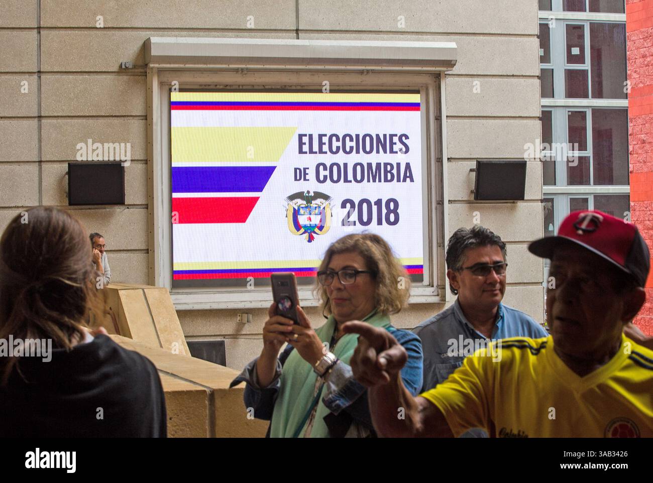 27 mai 2018 - FL, USA - les Colombiens de Miami, Floride votent au premier tour de l'élection présidentielle colombienne au campus Miami-Dade Wolfson le dimanche 27 mai 2018. Même si le temps était très humide à cause de la tempête tropicale Alberto, la participation était bonne. (Crédit image : © C.M. Guerrero/TNS via ZUMA Wire) Banque D'Images