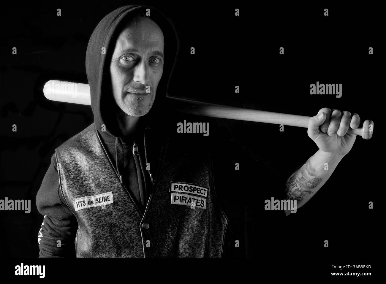 11 déc. 2017 - Paris, France - BENOIT of Pirate's MC (Club Dissout) emploi en tant que quais de chargement responsable des manèges Harley Davidson. Les motards MC contrastent avec les motards traditionnels à bien des égards. Quelques Ride Choppers, des motos modifiées et personnalisées, et dépouillées de certains de leurs accessoires d'origine. En général, c'est une façon de montrer le refus d'une grande partie des notions conventionnelles de la société politique et économique dans laquelle ils vivent. Les motards MC veulent être libres, sans contraintes, mais ils sont régis par des règles internes drastiques. Faire partie d’un MC est un véritable engagement. Bien que certains membres MC m Banque D'Images