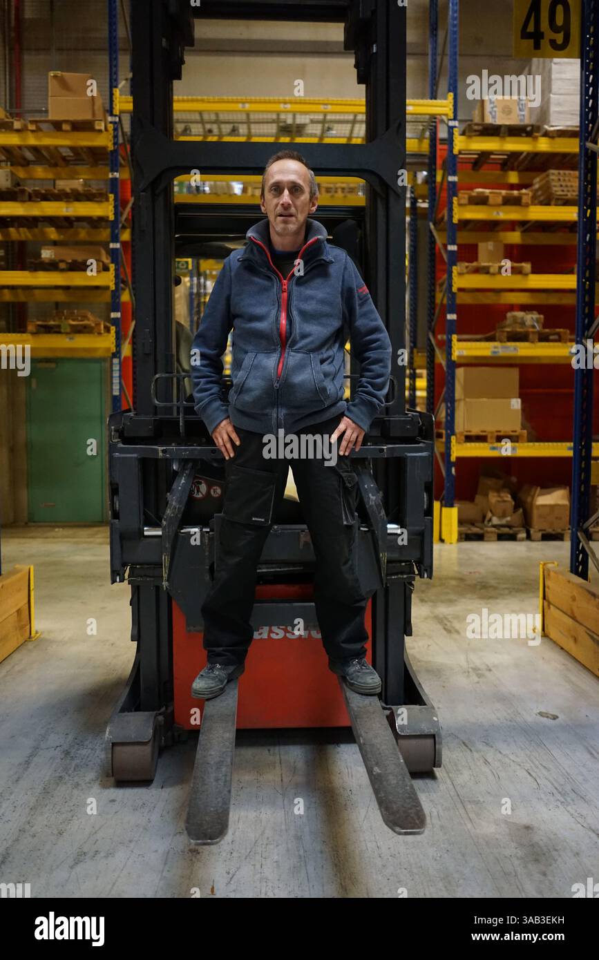 11 déc. 2017 - Paris, France - BENOIT of Pirate's MC (Club Dissout) emploi en tant que quais de chargement responsable des manèges Harley Davidson. Les motards MC contrastent avec les motards traditionnels à bien des égards. Quelques Ride Choppers, des motos modifiées et personnalisées, et dépouillées de certains de leurs accessoires d'origine. En général, c'est une façon de montrer le refus d'une grande partie des notions conventionnelles de la société politique et économique dans laquelle ils vivent. Les motards MC veulent être libres, sans contraintes, mais ils sont régis par des règles internes drastiques. Faire partie d’un MC est un véritable engagement. Bien que certains membres MC m Banque D'Images