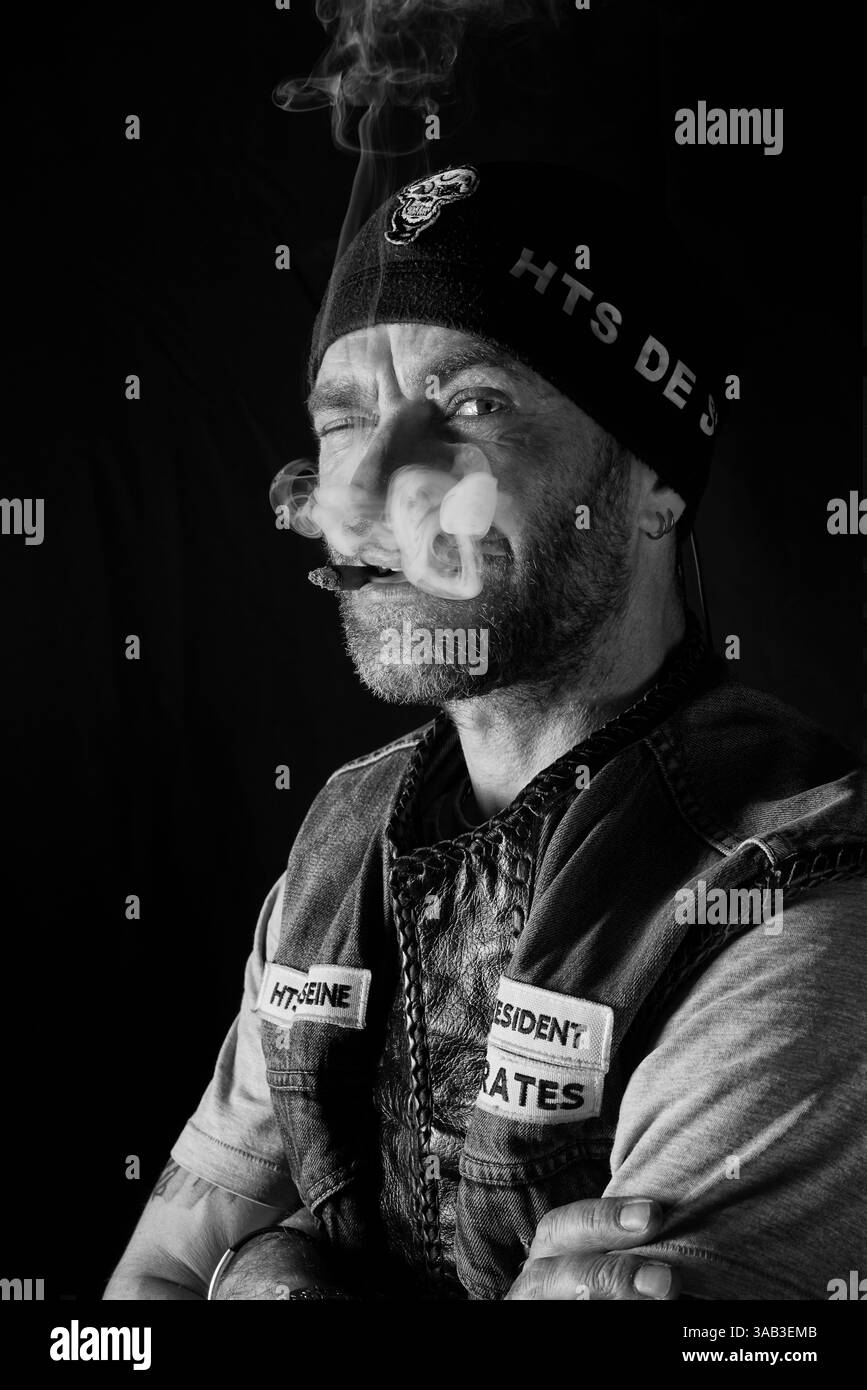 11 déc. 2017 - Paris, France - FERNANDO Président Pirate's MC (Club dissous), travail de construction sur Harley Davidson Electra Glide 1996. Les motards MC contrastent avec les motards traditionnels à bien des égards. Quelques Ride Choppers, des motos modifiées et personnalisées, et dépouillées de certains de leurs accessoires d'origine. En général, c'est une façon de montrer le refus d'une grande partie des notions conventionnelles de la société politique et économique dans laquelle ils vivent. Les motards MC veulent être libres, sans contraintes, mais ils sont régis par des règles internes drastiques. Faire partie d’un MC est un véritable engagement. Altho Banque D'Images