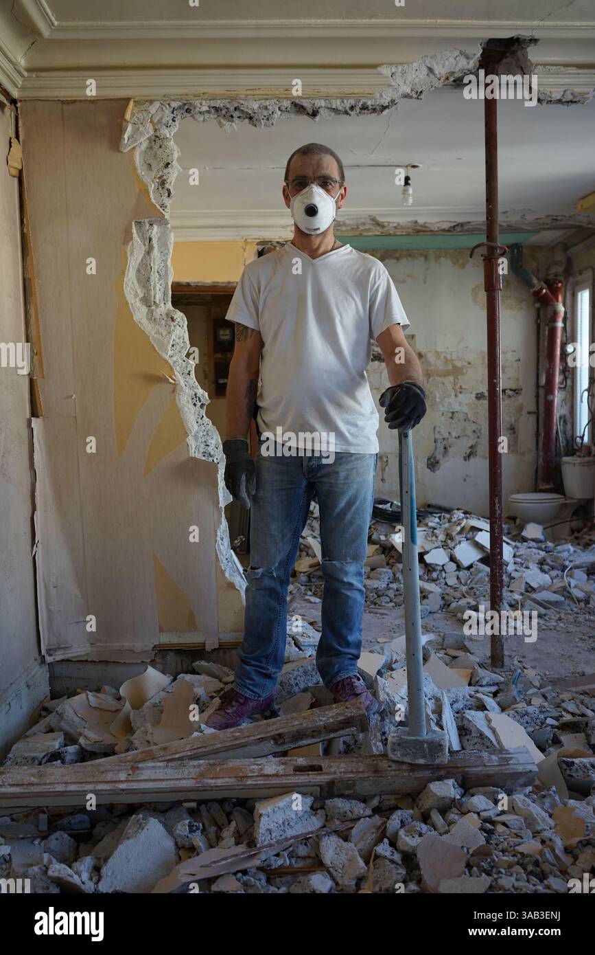 11 déc. 2017 - Paris, France - FERNANDO Président Pirate's MC (Club dissous), travail de construction sur Harley Davidson Electra Glide 1996. Les motards MC contrastent avec les motards traditionnels à bien des égards. Quelques Ride Choppers, des motos modifiées et personnalisées, et dépouillées de certains de leurs accessoires d'origine. En général, c'est une façon de montrer le refus d'une grande partie des notions conventionnelles de la société politique et économique dans laquelle ils vivent. Les motards MC veulent être libres, sans contraintes, mais ils sont régis par des règles internes drastiques. Faire partie d’un MC est un véritable engagement. Altho Banque D'Images