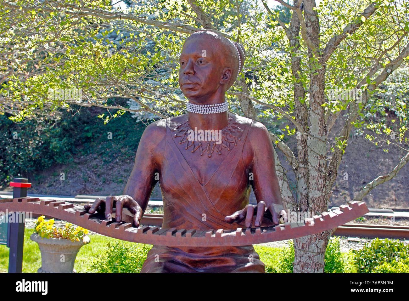 Nina Simone, légendaire chanteuse américaine, auteur-compositeur, pianiste et militante des droits civiques statue à Nina Simone Plaza dans la ville natale Tryon NC sculptu en bronze Banque D'Images