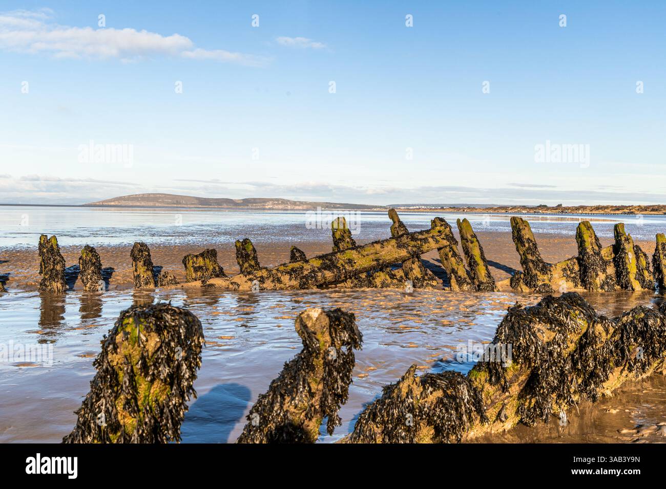 L'épave du navire norvégien SS Nornen qui s'est échoué sur la plage de Berrow Burnham-on-Sea et la baie de Brean Beach avec vue sur Brean Down. Banque D'Images