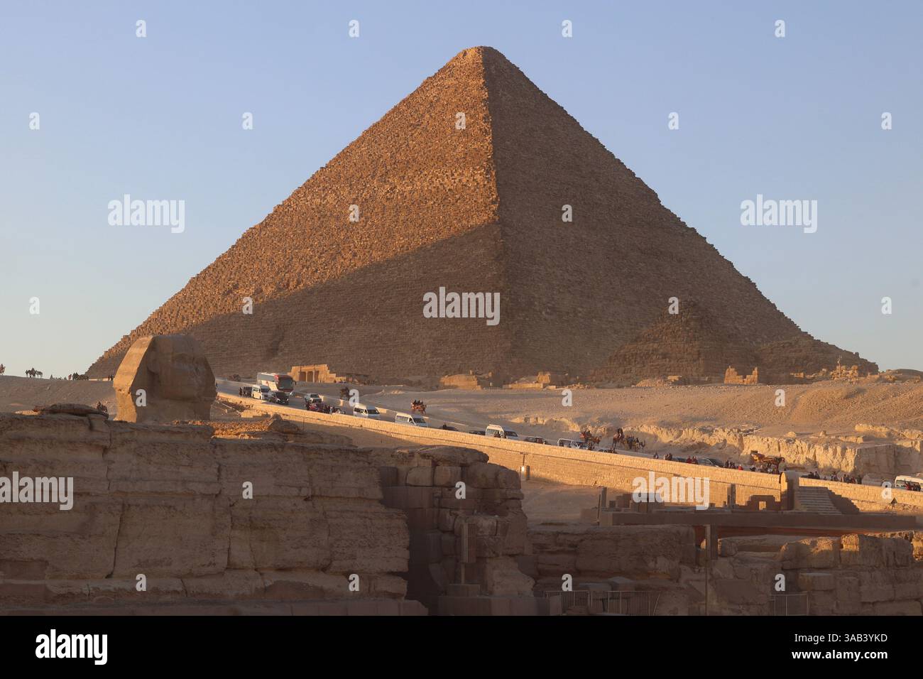 Grande pyramide avec Sphinx au coucher du soleil, complexe pyramidal de Gizeh, Egypte Banque D'Images