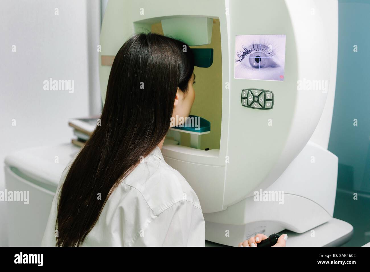 Test oculaire périmétrique pour le signe précoce du glaucome chez une patiente de clinique ophtalmologique. Test de champ visuel périmétrique pour mesurer toutes les zones de la vue Banque D'Images