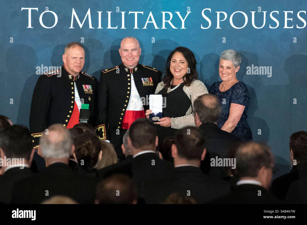 10 mai 2018 - Washington, District of Columbia, États-Unis - JOLYNN LEE, troisième à partir de la gauche, accepte le prix conjoint de l'année 2018 du corps des Marines d'assurance des Forces armées lors du 36e dîner annuel de remise des prix du Metropolitan Washington-Baltimore avec elle commandant du corps des Marines Gen. Robert Neller, Major Jeffery Lee et D'Arcy Neller, épouse de Geneller. (Crédit image : © DOD via ZUMA Wire/ZUMAPRESS.com) Banque D'Images