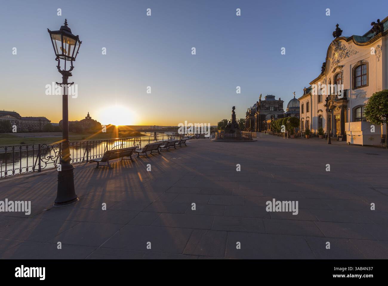 Lever de soleil sur l'Elbe, terrasse de Bruehl dans la première lumière du matin avec l'Académie des Beaux-Arts et l'École secondaire, Dresde, Saxe, Allemagne, E Banque D'Images
