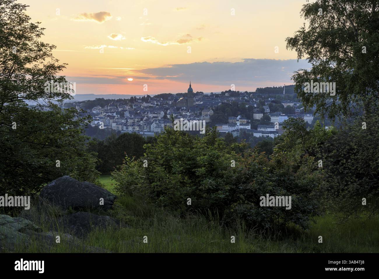Vue du lever du soleil sur Annaberg-Buchholz, Erzgebirge, Saxe, Allemagne depuis la Teufelskanzel (chaire du diable) Banque D'Images