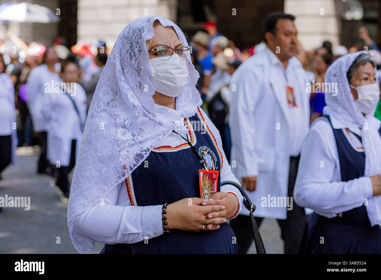 Les femmes marchent avec dévotion dans la procession du vendredi Saint à Puebla, habillées en tenue traditionnelle dans une atmosphère de profonde spiritualité et de révérence Banque D'Images